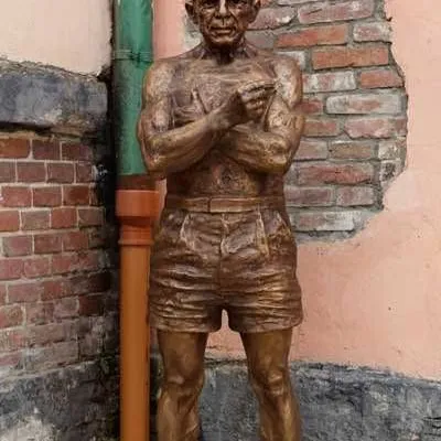 Пам'ятник Пікассо в трусах