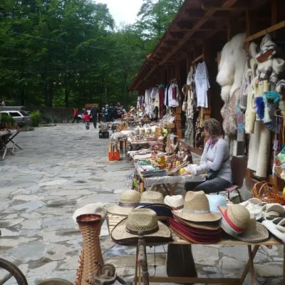 Hutsul souvenir market, Yaremche — 4