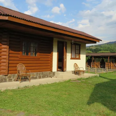 Mini-Hotel "Verkhovynskyi Dvir" Kostryna — 2