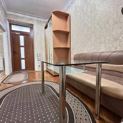 біля Медичного університету, центр — 2