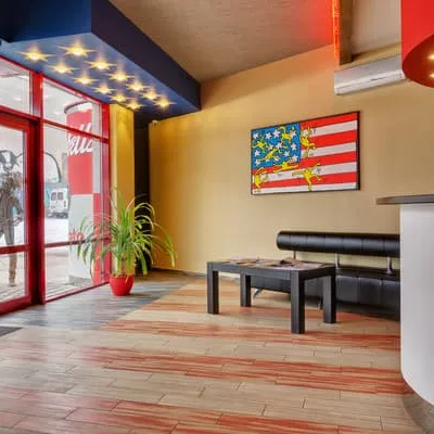 Emigrand art hotel&restobar — 2