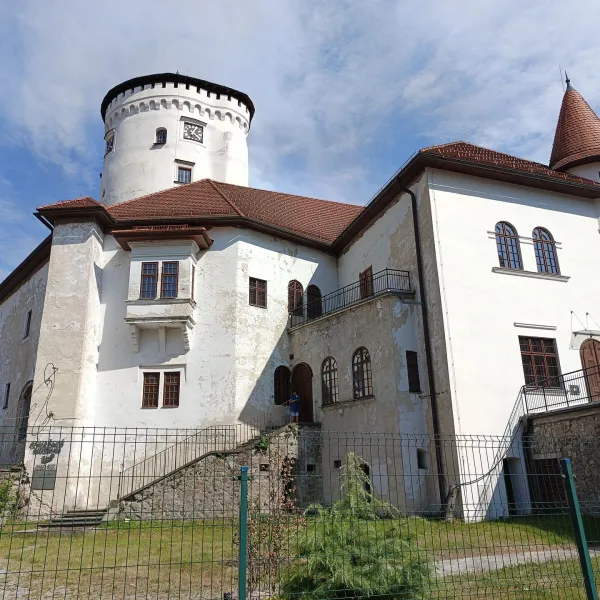 Zamek Budatín — Muzeum Poważskie i ekspozycja druciarstwa