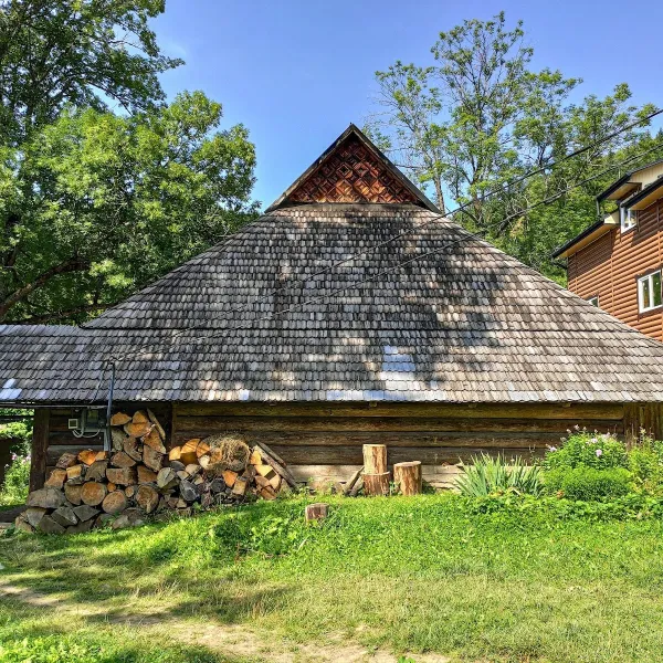 Lived-in Hutsul Grazhda on Ihrets, Kryvorivnia