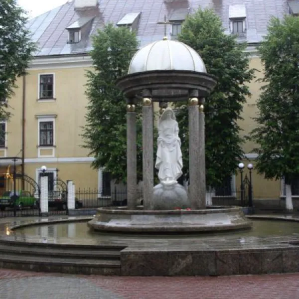 Fontanna z figurą Najświętszej Maryi Panny, Iwano-Frankowsk