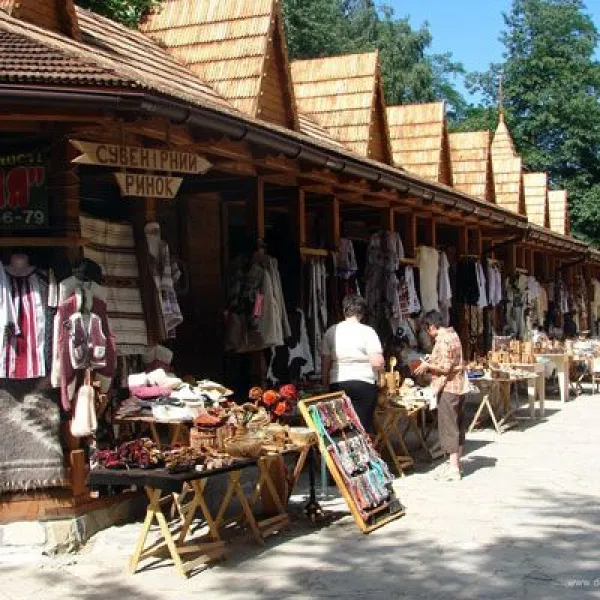 Hutsul souvenir market, Yaremche