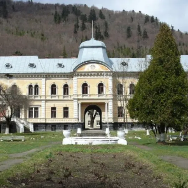 Gredl Palace, Skole
